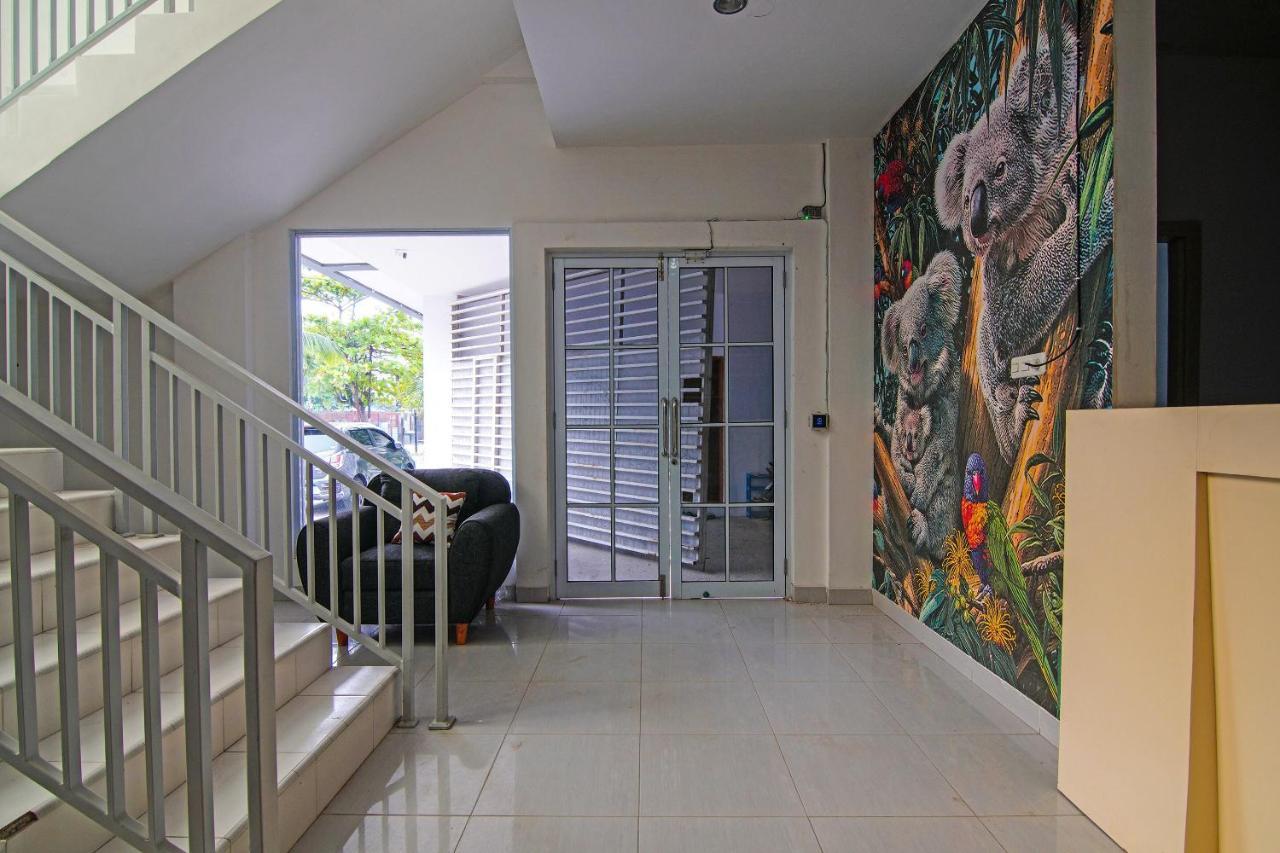 Oyo 92300 Koala House Hotel Pekanbaru Exterior photo